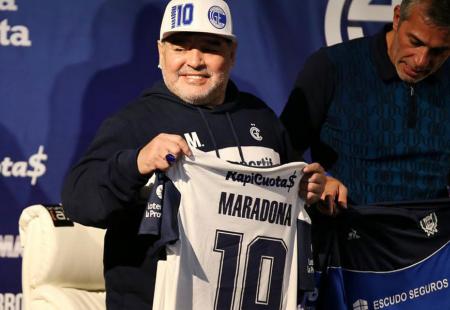 https://storage.bljesak.info/article/366313/450x310/maradona-gim.jpg