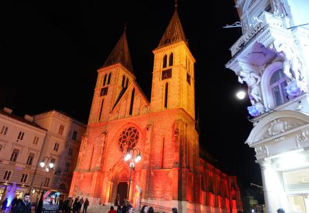 https://storage.bljesak.info/article/366502/450x310/katedrala-crvena-sarajevo.jpg