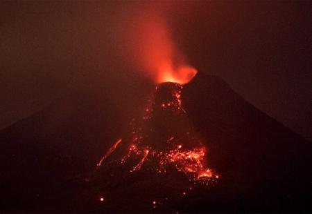 https://storage.bljesak.info/article/367522/450x310/indonezija-vulkan-erupcija1.jpg