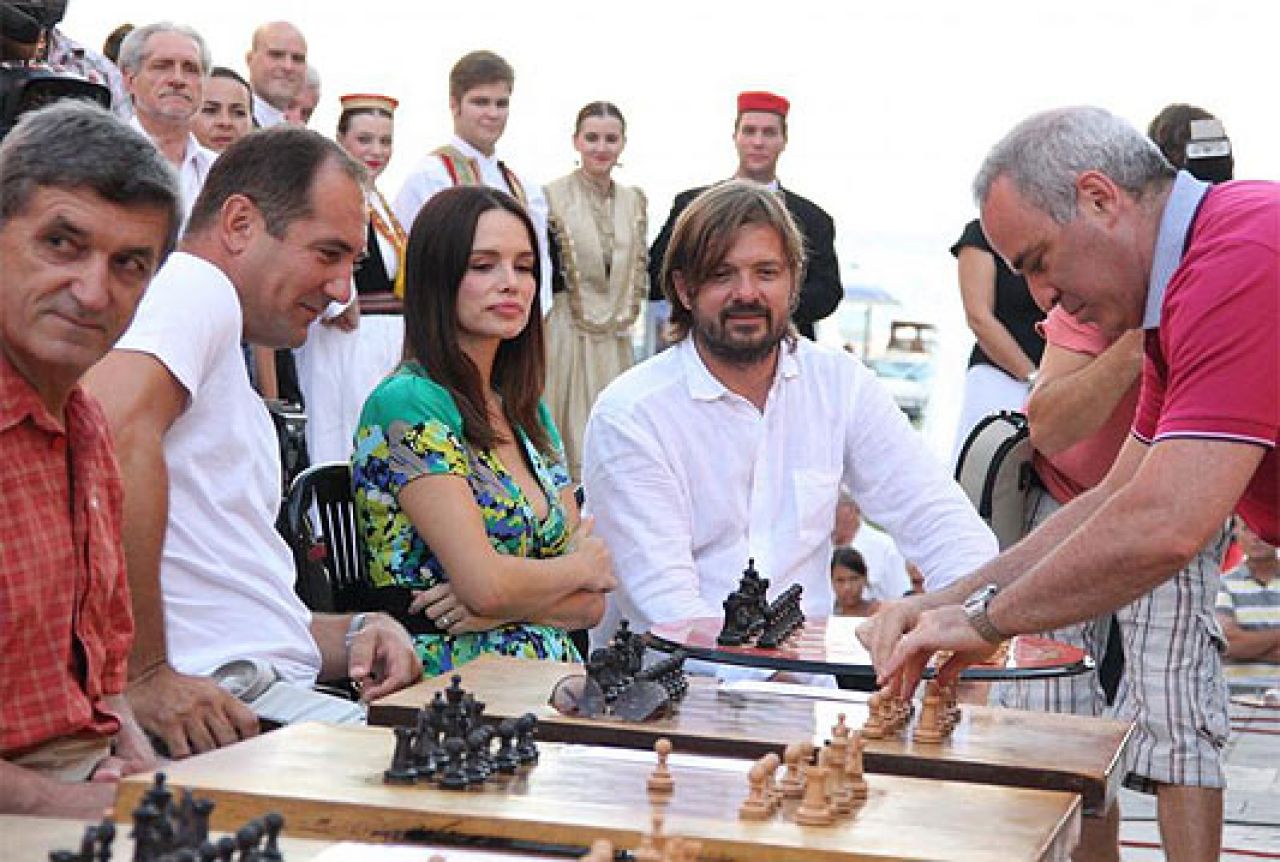 Gari Kasparov zaigrao šah sa Severinom i Milanom, Štimcem...
