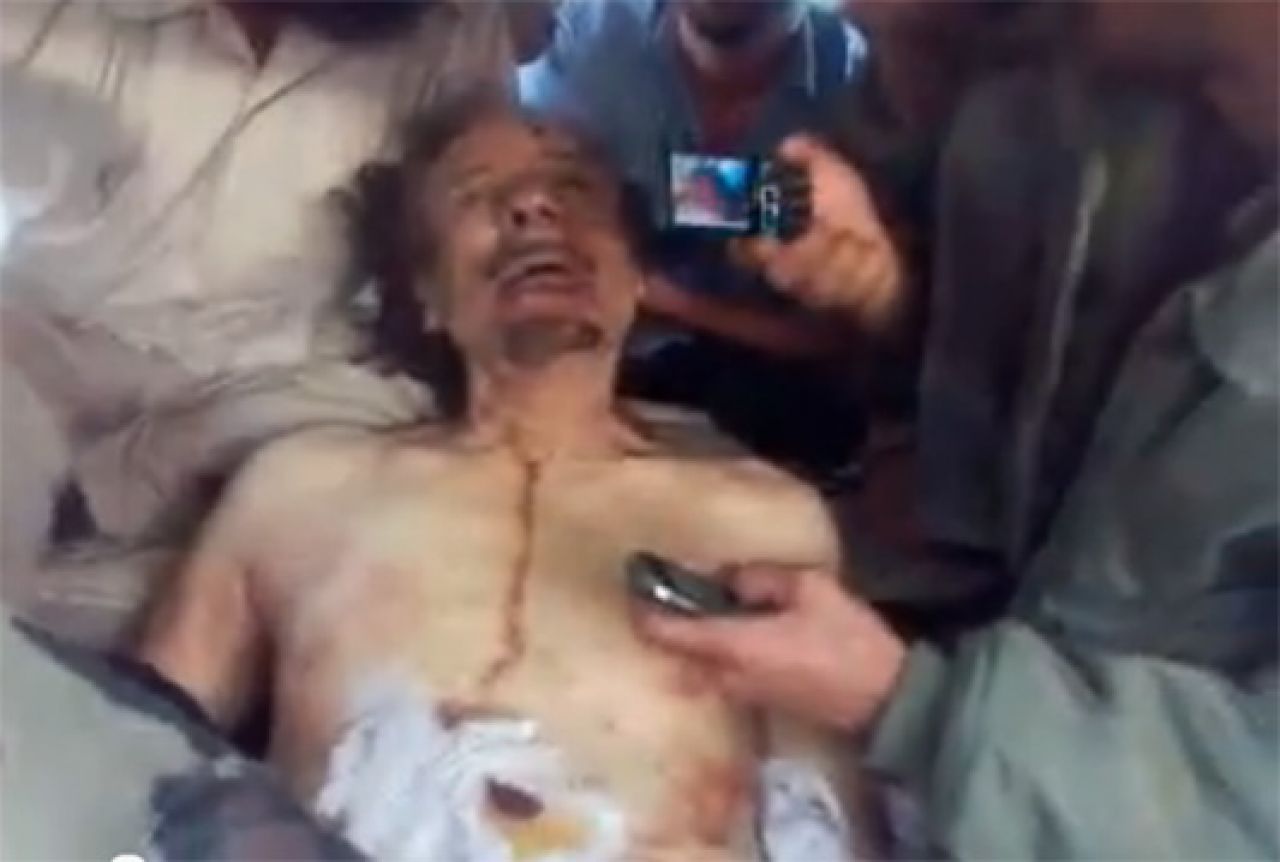 Pojavile su se nove šokantne snimke mrcvarenja ubijenog libijskog vođe Gadafija!