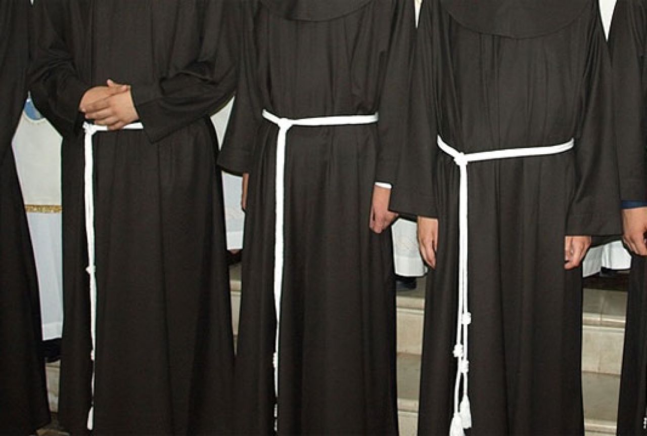 Petorica mladića oblače fratarski habit