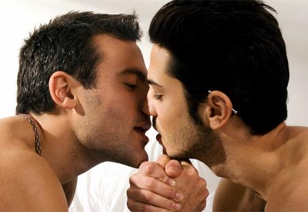 https://storage.bljesak.info/article/382434/450x310/gay-homoseksualci-poljubac.jpg