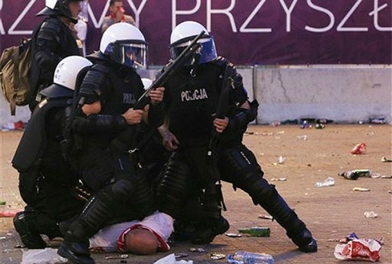Policija presrela splav na kojoj se nalazio eksploziv povezan s mobitelom i slika stadiona