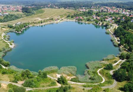 https://storage.bljesak.info/article/389703/450x310/Rajsko-jezero-Basigovci.jpg