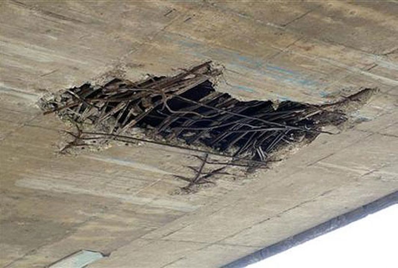 Obrušio se komad betona s nadvožnjaka na magistralnom putu Gradiška - Banja Luka