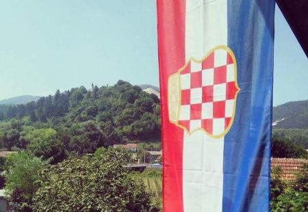 https://storage.bljesak.info/article/397278/450x310/zastava-hrvatskog-naroda.jpeg