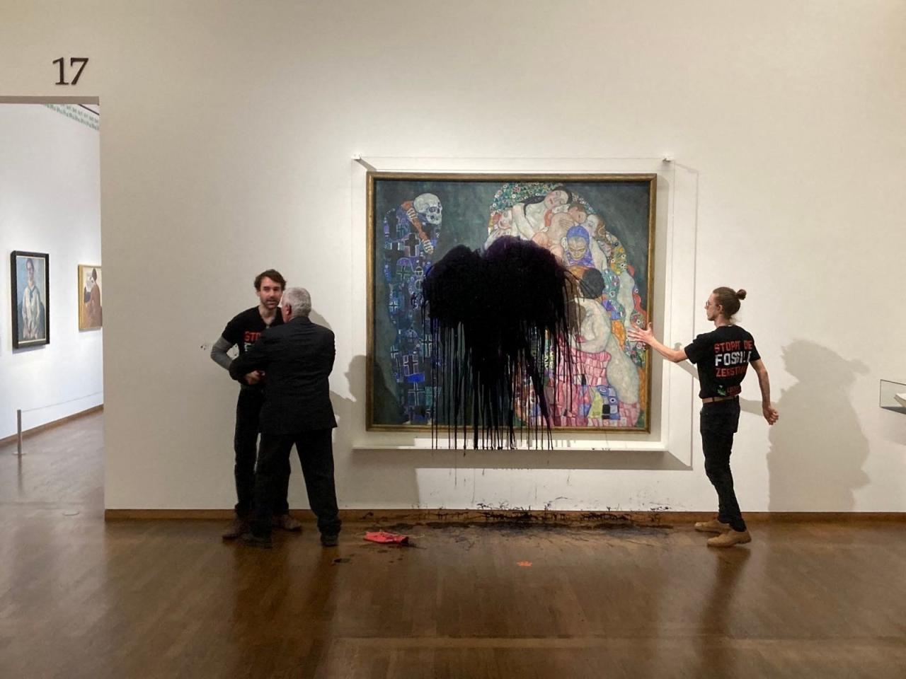 Novi incident u bečkom muzeju: Crnom tekućinom zalili Klimtovu sliku 