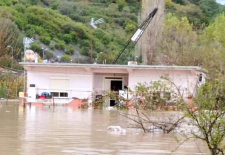 https://storage.bljesak.info/article/400325/450x310/albanija-poplava.jpg