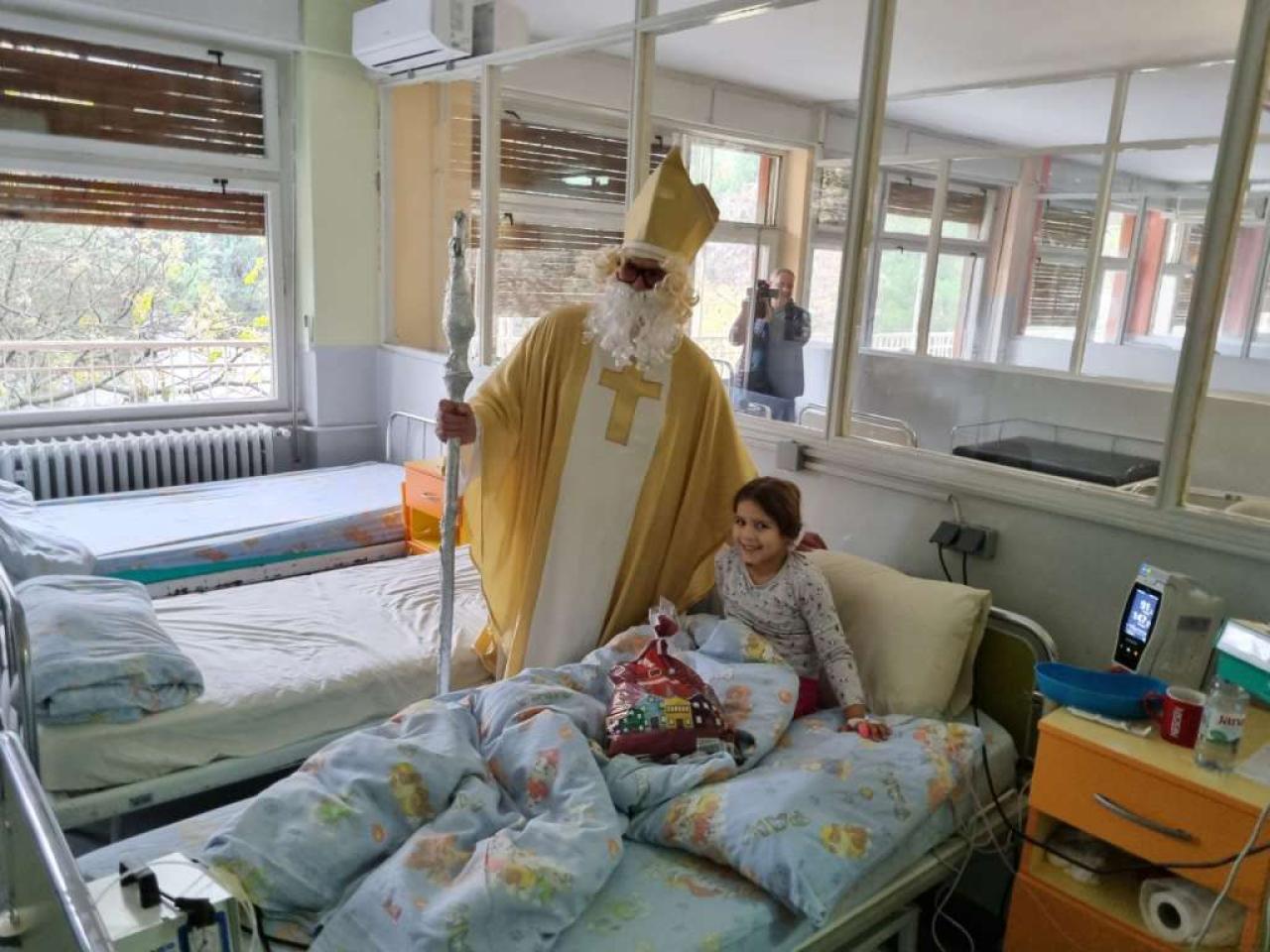 VIDEO | Sveti Nikola posjetio djecu na Klinici za dječje bolesti SKB-a Mostar