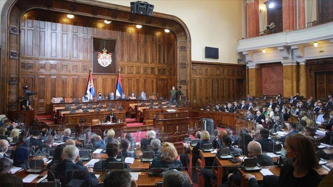 Burno u Parlamentu Srbije: Napadi, prozivke, gašenje mikrofona i aplauz 