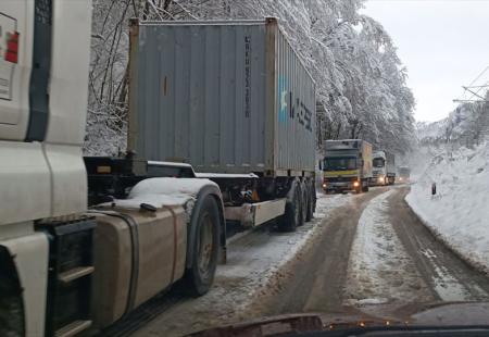 https://storage.bljesak.info/article/407345/450x310/anadolija-kamioni-snijeg.jpg