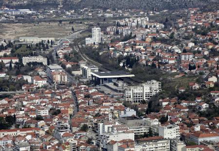 https://storage.bljesak.info/article/408988/450x310/Mostar-Panorama-Kuce.jpg