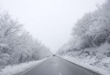 https://storage.bljesak.info/article/411382/450x310/snijeg-kolnici-planina.jpg