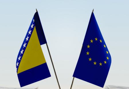 https://storage.bljesak.info/article/416391/450x310/BiH-EU-zastave.jpg