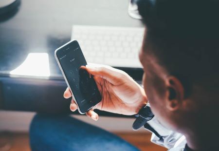 https://storage.bljesak.info/article/418206/450x310/mobitel-telefon-1.jpg
