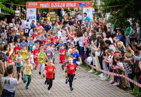 https://storage.bljesak.info/article/421004/450x310/djeca-trce-utrku-u-parku-zrinjevac-Mostar-Kids-Running.jpg