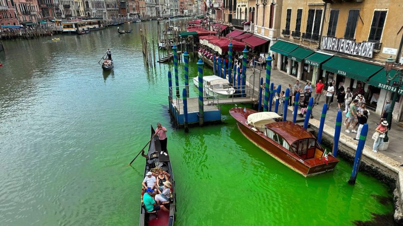 Voda obojena u fluorescentno zelenu boju, građani i turisti zbunjeni