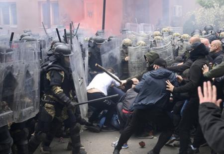 https://storage.bljesak.info/article/421561/450x310/sukob-kosovo-policija-vojska-palice.jpg
