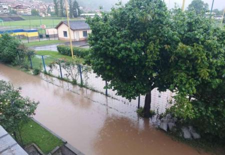 https://storage.bljesak.info/article/421891/450x310/nevrijeme-gorazde-poplavljene-ulice.jpg