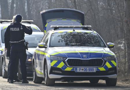 https://storage.bljesak.info/article/422235/450x310/automobil-slovenske-policije.jpg