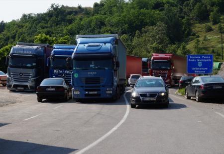 https://storage.bljesak.info/article/423892/450x310/kosovo-kamioni-srbija2.jpg
