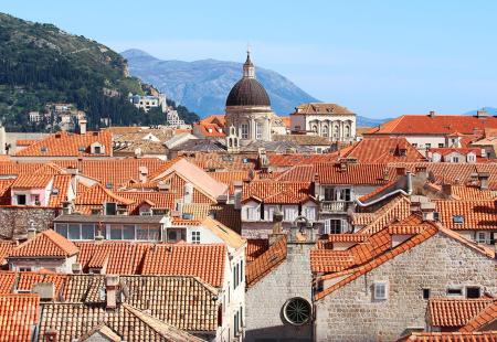 https://storage.bljesak.info/article/424866/450x310/Dubrovnik-stari-grad-krovovi.jpg