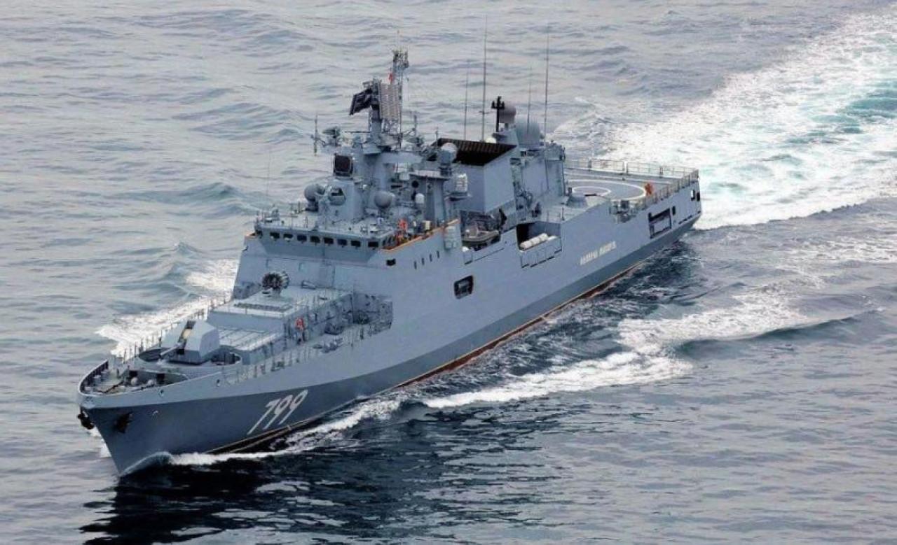 Rusi se vozikaju ratnim brodovima između Japana i Tajvana