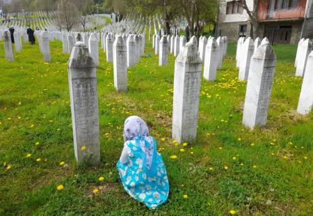 https://storage.bljesak.info/article/425267/450x310/srebrenica-potocari-groblje.jpg