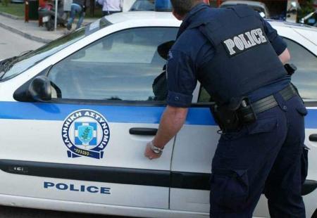 https://storage.bljesak.info/article/426501/450x310/policajac-ulazi-u-vozilo-grcke-policije.jpg