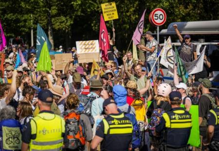 https://storage.bljesak.info/article/431791/450x310/nizozemska-klimatski-aktivisti-protestvuju.jpg