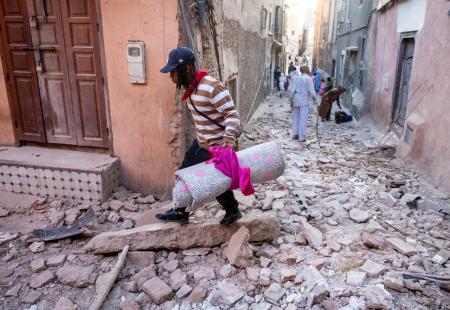 https://storage.bljesak.info/article/431832/450x310/potres-maroko-unistene-ulice.jpg