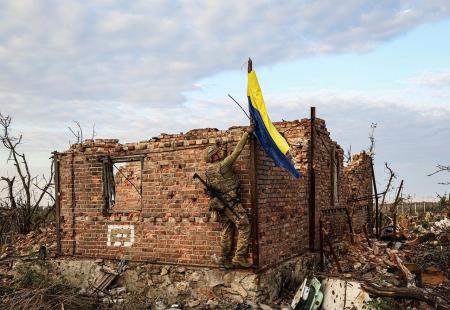 https://storage.bljesak.info/article/433327/450x310/ukrajinski-vojnik-postavlja-zastavu-na-sruseni-objekt.jpg