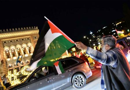 https://storage.bljesak.info/article/435336/450x310/muskarac-drzi-palestinsku-zastavu-u-sarajevu.jpg