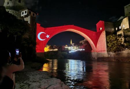 https://storage.bljesak.info/article/436468/450x310/stari-most-turska-zastava2.jpg
