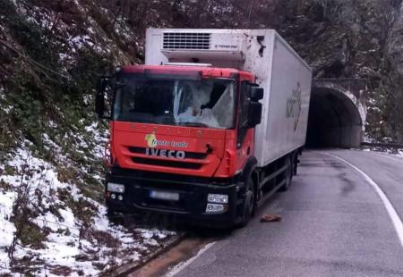 Nesreća kod Foče: Kamen pao na kamion, vozač na mjestu mrtav