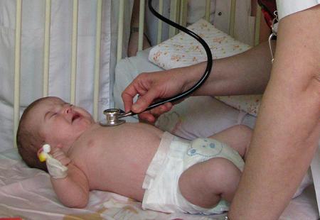 https://storage.bljesak.info/article/439613/450x310/beba-novorodjence-doktor-stetoskop.jpg