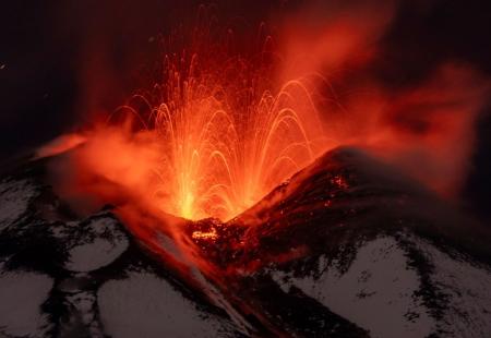 https://storage.bljesak.info/article/439709/450x310/etna-erupcija-vulkan.jpg