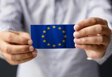 https://storage.bljesak.info/article/440039/450x310/zastava-europske-unije-muskarac.jpg