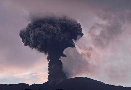 https://storage.bljesak.info/article/443450/450x310/vulkan-erupcija-island.jpg
