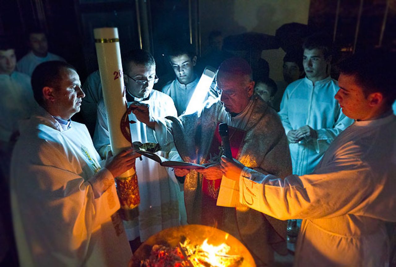 Bdijenje Uskrsne noći u Mostarskoj katedrali