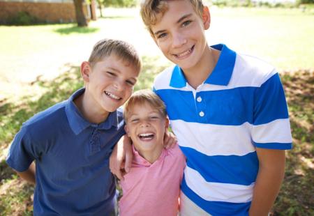 Istraživanje otkriva da bi najmlađi brat ili sestra zapravo mogli imati najbolji smisao za humor