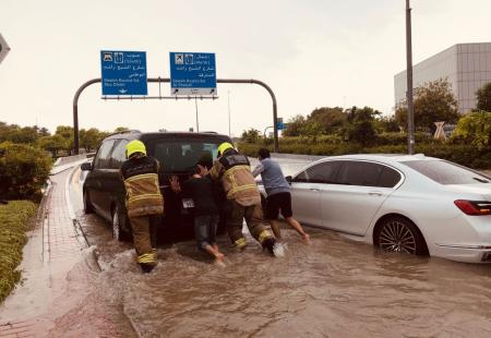 Kiša napravila kaos u Dubaiju: Poplavljene ceste, problemi u zračnoj luci 