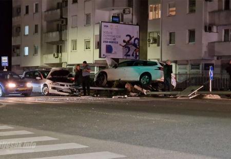 Prometna na Bulevaru: Od siline udarca srušio rasvjetni stup, oštećena dva vozila