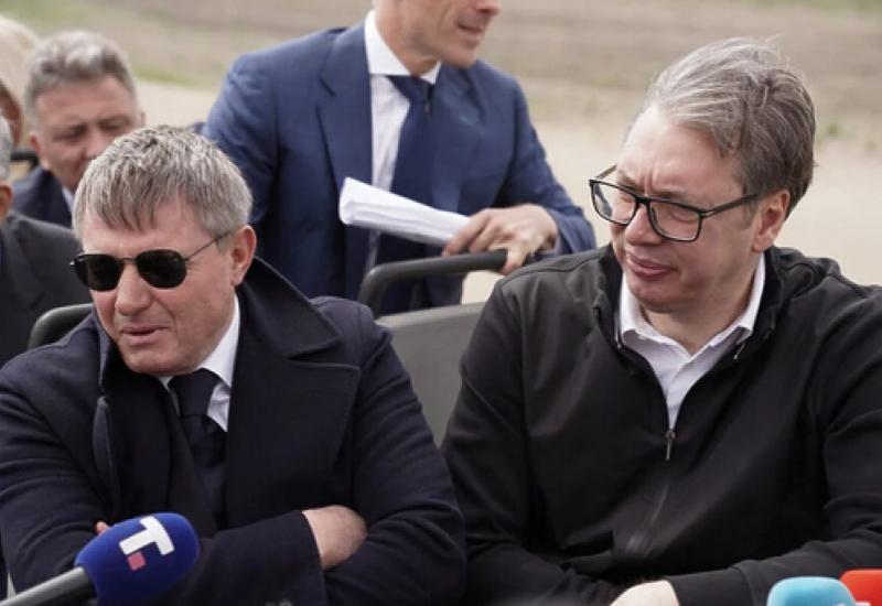 Autobus u kojem su Vučić i Dodik obilazili gradilište nacionalnog stadiona zapeo u blatu