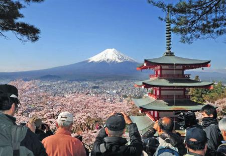 Japanski gradić podiže ogradu, ne žele da turisti fotografiraju mitsku planinu