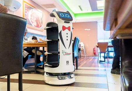 VIDEO | Hrvati konobare zamijenili robotima