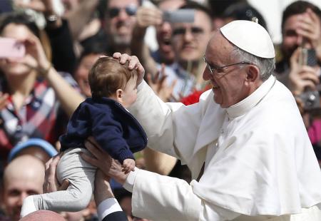 Papa Franjo: U kućama sve više predmeta i životinja, sve manje djece