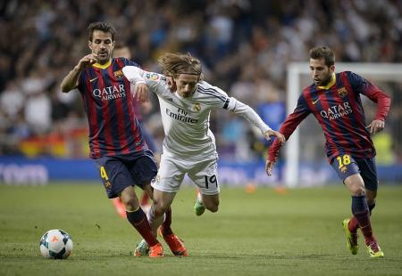 https://storage.bljesak.info/article/454602/450x310/Luka-Modric-Real-Madrid-Cesc-Fabregas-Barcelona.jpg
