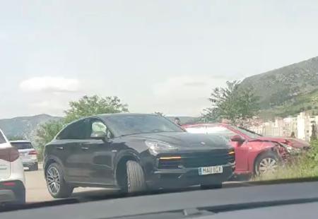U Mostaru se sudarili Porsche i Chevrolet: Nastale velike gužve